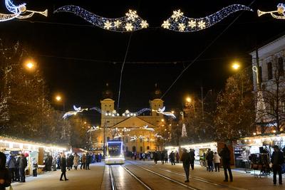 Debrecenben tal?lhat? Magyarorsz?g egyik legszebb ?s legnagyobb kar?csonyi v?s?ra. A belv?ros d?szkivil?g?t?ssal, min?s?gi gasztrokulin?ris palett?val, sz?les ?s egyed?l?ll? term?kk?n?lattal k?sz?lt ebben az ?vben is a m?r hagyom?nyos adventi forgatagra.A v?s?rban  forralt bor ?s s?lt gesztenye illat lengedezi k?rbe a sz?pen feld?sz?tett ?s kivil?g?tott hatalmas feny?f?t, a j?gkorcsolya p?ly?t, a gyerekvas?tat, ?s szinte az eg?sz belv?rost.-stock-foto